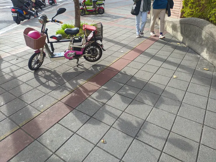 Zenfone 5Z ISO 21 F1.8 1/469s 捷運松山站前 Google Camera 拍攝