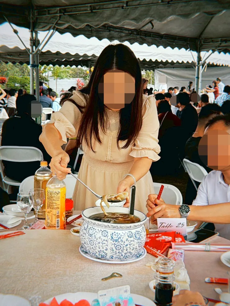 色彩繽紛的生魚片拼盤與暖胃的烏骨雞湯，是婚宴最棒的開場。