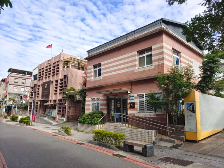 斜對面還是警察局。看建築物的長相，就知道是政府單位。