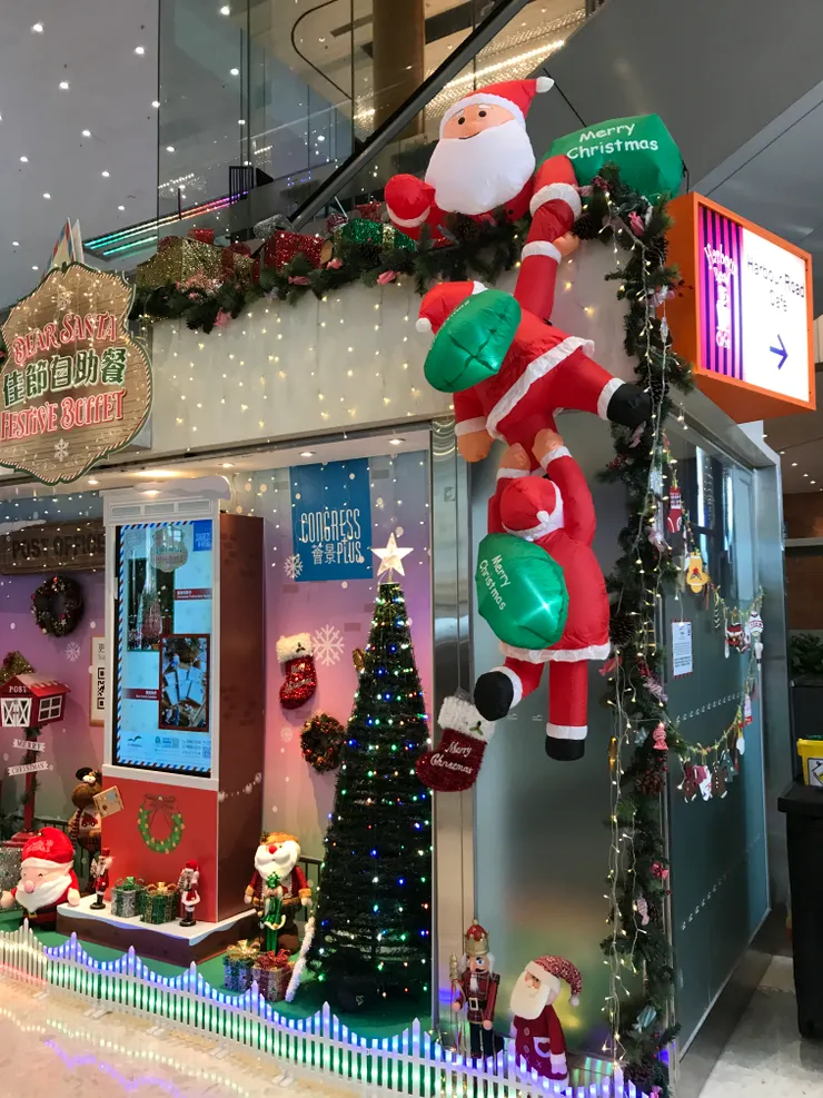 傳說聖誕老人是賊，經煙囪爬進別人家裏偷東西。