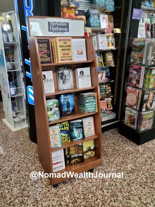 袖珍的奧馬哈機場書報攤中，特別設有波克夏相關書籍專櫃。這是我在美國其他大小不同機場裡從未見過的。 — 紀程 (J. Journey)