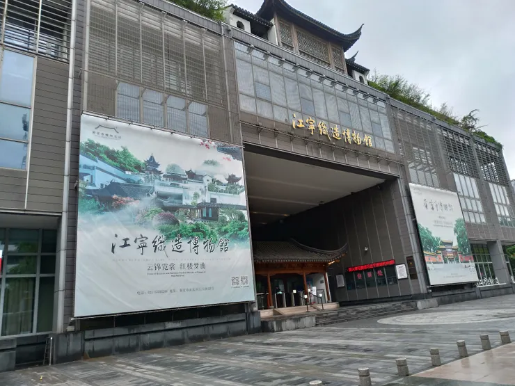 從6號出口過去先看到的是小小的側門，不是上面圖片的正門！