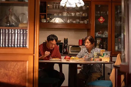 飾演香港僑民身分母親的鮑起靜(右)