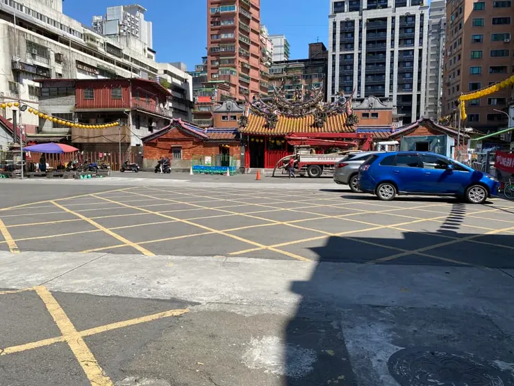 地面上顏色較淺的鋪面，底下就是水路。前後各有一條，靠近景美夜市、集應廟的是舊水路。