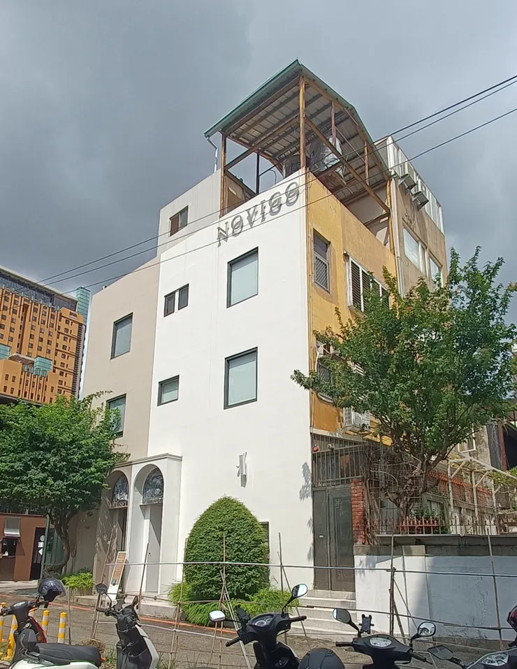 NOVIGO門市，看似樸素的建物，但從大門開始到內部陳設，都有讓人驚豔的地方。