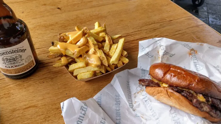 點了一個雙層牛肉堡、起司薯條、啤酒，共16.79€