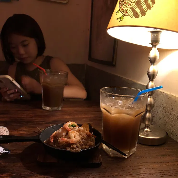 跟Dora、綿羊、Yuna去餐酒館，那天是綿羊和Yuna第一次來我家