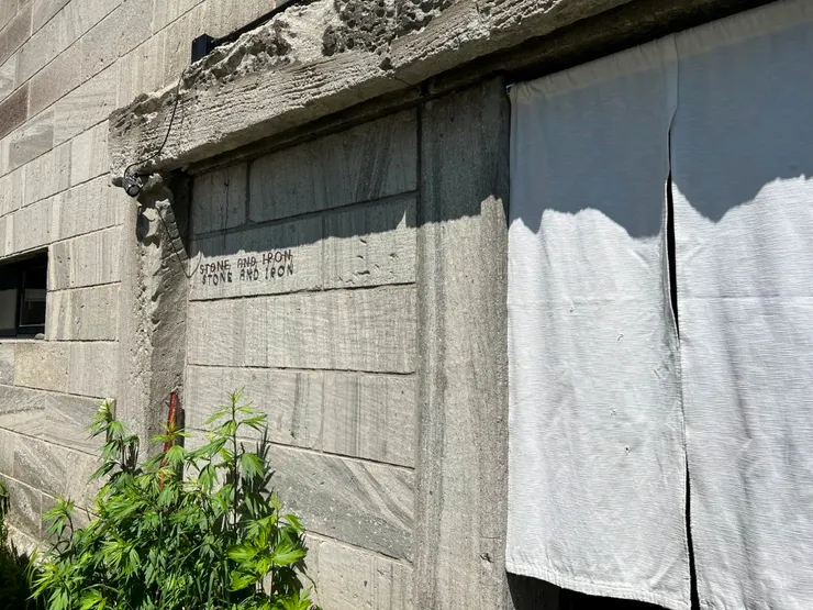 鐵製門牌與陰影