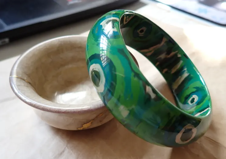仿孔雀石紋手鐲，下面的是做金繕的小杯子。