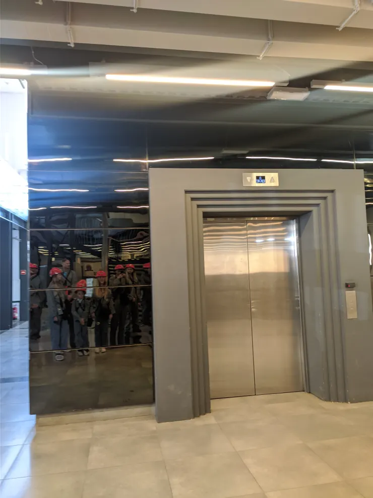 居然是坐電梯下去礦坑🤣