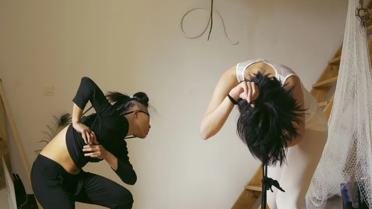 曦曦帶領吳璠跳即興舞蹈，藉由肉身釋放痛苦記憶