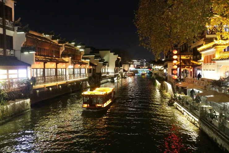 秦淮河岸的江南貢院夜景