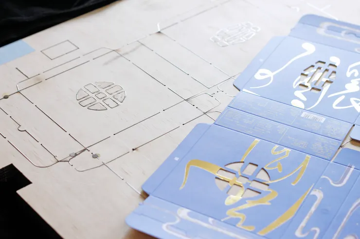 「玉釀鹿圓」禮盒的刀模照，顯示複雜的裁切細節