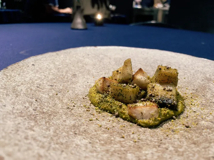 胡椒佐鷹嘴豆泥加茴香搭配鮑魚，適度的中重度口味，口感好極(我居然還吃得下!!)