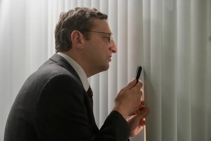 羅恩沉溺在椅子推理遊戲中