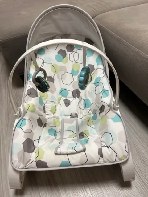 有附玩具，會隨著椅子搖晃而發出聲音