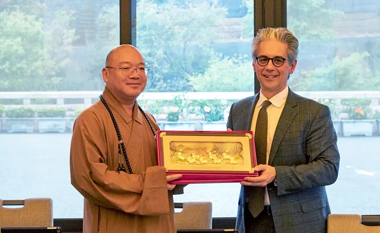 佛光山住持心保和尚致贈「和諧共生 馬到成功」匾額予蔡斯・羅賓遜館長