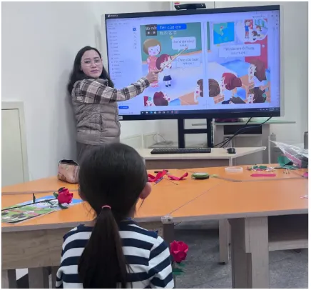 杜金歡老師在教學母語時的場景。 / 圖 杜金歡老師提供