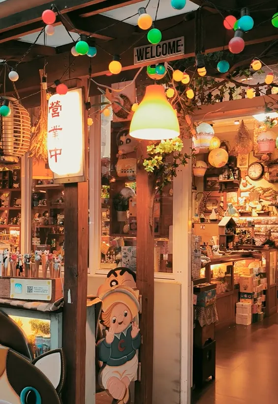 許多宮崎駿的小公仔都可以在這裡找到呦❤️