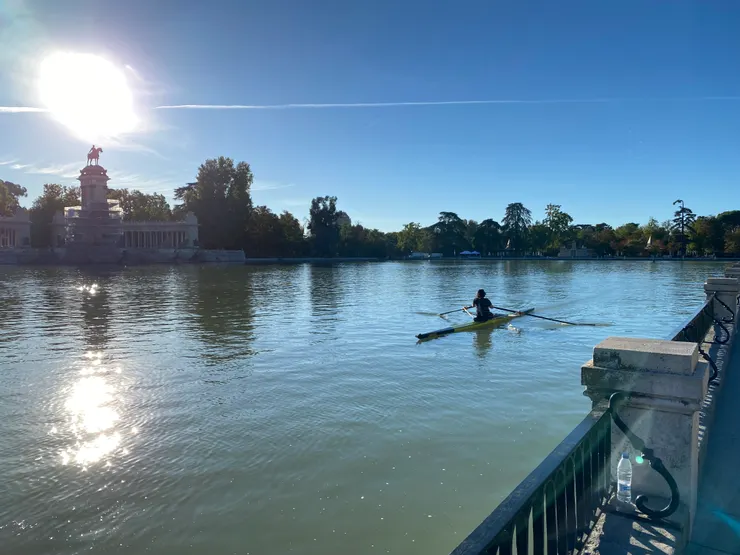 池塘裡也有練習划艇🚣的人