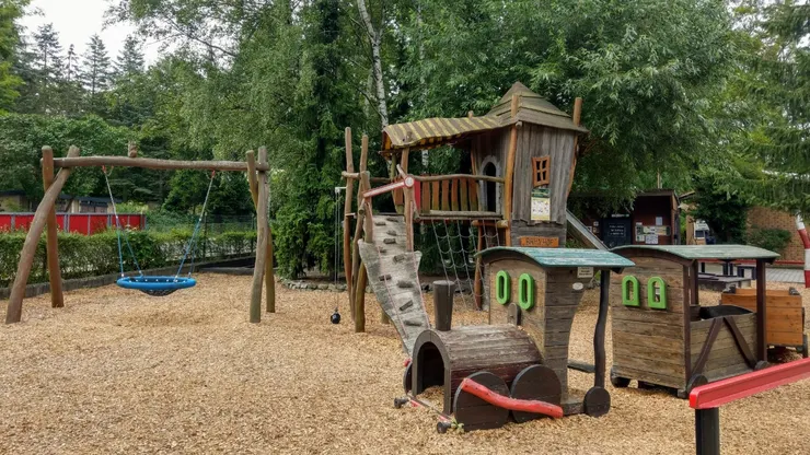 森林鐵路旁的遊具