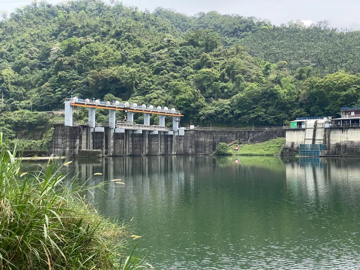 新店溪水質清澈，岸邊常有人在垂釣。