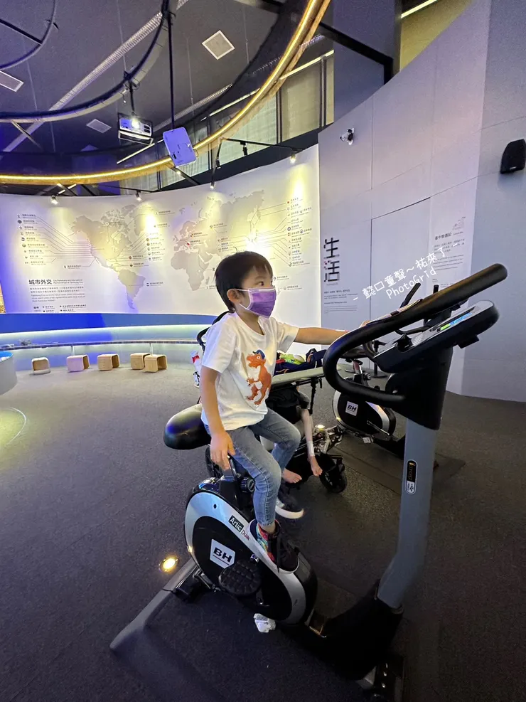 腳踏車比較適合青少年以上的身材。