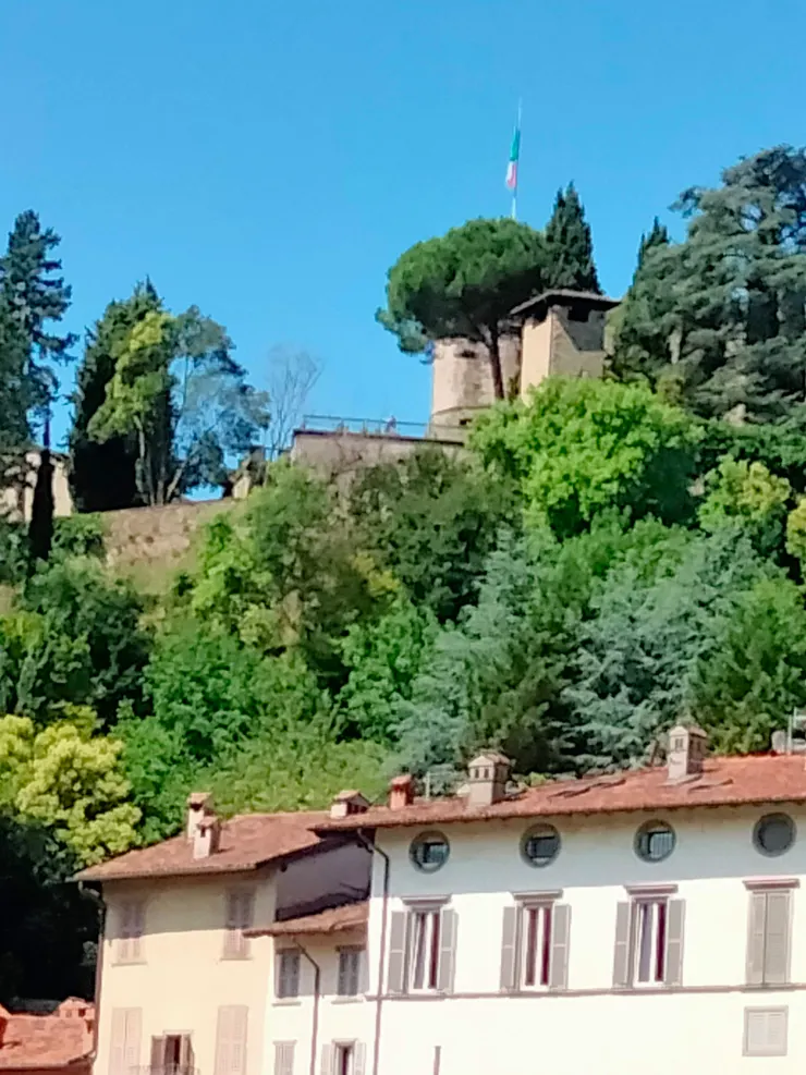 從山下眺望的碉堡