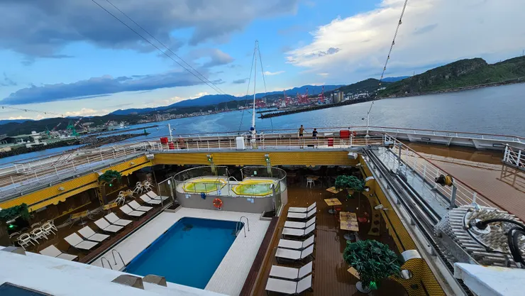 船尾後方是基隆港!我們已經出港了!