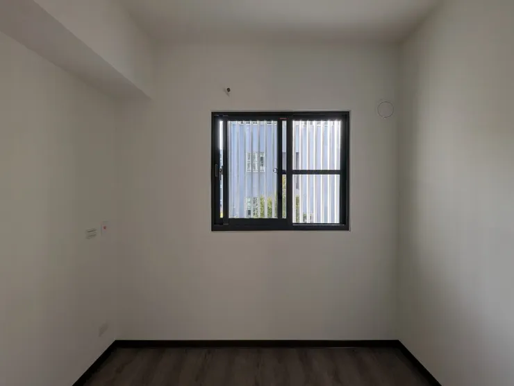 原本的窗戶看起來小小的