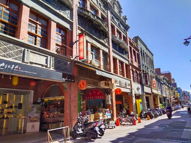 迪化街從清朝時期就開始發展，為南北貨、中藥的集散地
