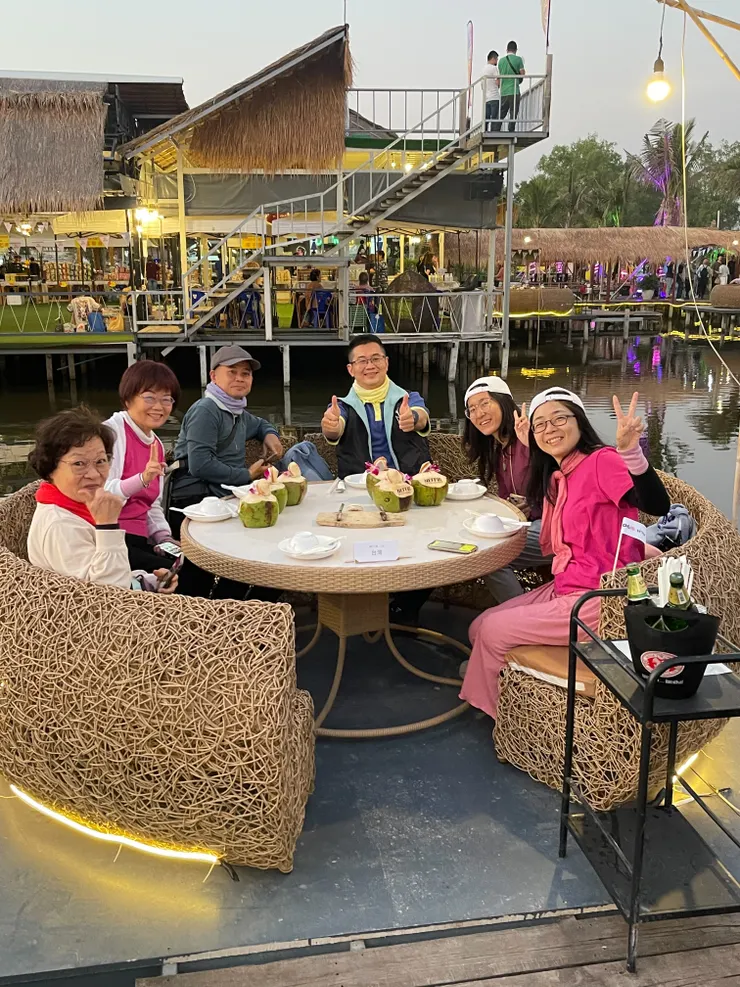 同桌有有四位高雄領導班同學，年齡層從30+到70+😊