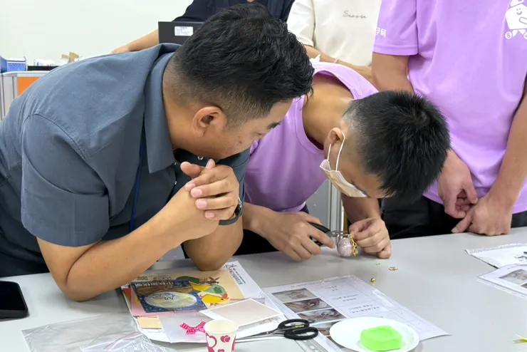 （圖說：學員貼心地為貴賓固定鑰匙圈上的扣環。）