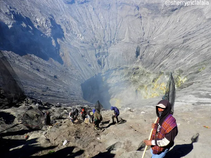 在火山口採礦的當地人