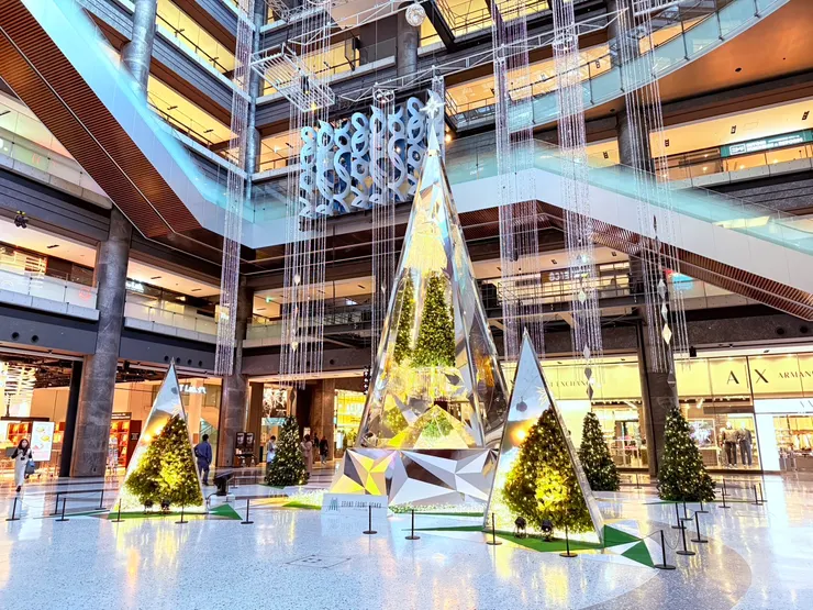 換個角度無修圖，他會一直變至少三個顏色，漸層的變。