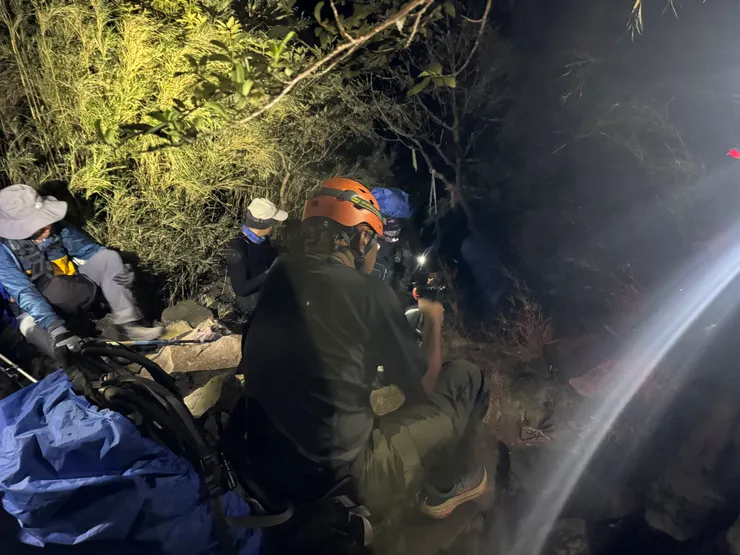 摸黑離開山屋之後就要應付一路往上的山溝。