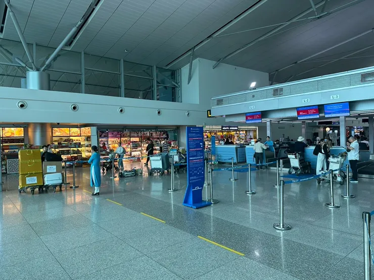 機場的商店通常都只收美金，且比外面買貴滿多，好像跟其他國家都不太一樣。