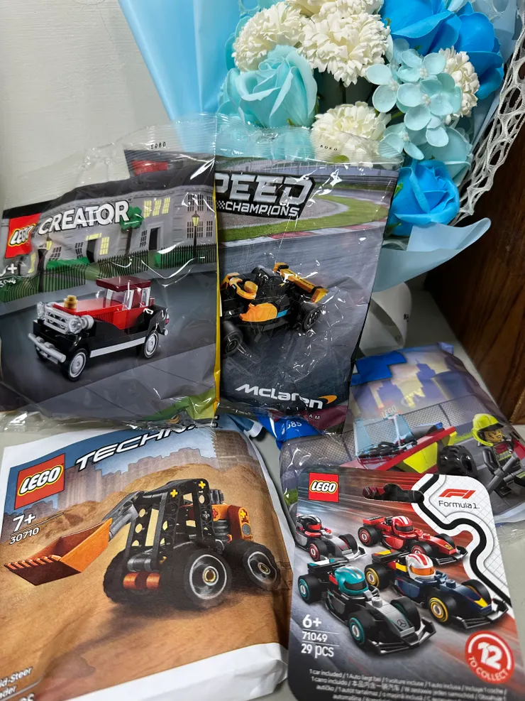 小Lego是我在蝦皮蝦的；我再把它們組合成一束畢業花