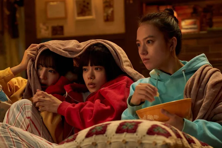 意外一起「生活」的三位女孩,只能互相溝通