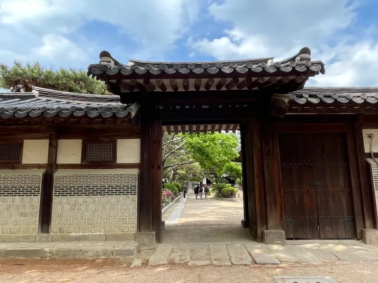 云蜆宮正門免費參觀有些人會穿著韓服進來拍照照看起來就像公主一樣