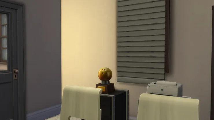 校長的獎座飾物，說不定以前是個保齡球高手。