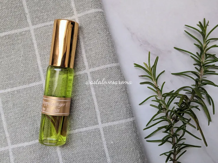  加入迷迭香之後的香水，浸泡出如仙境般的綠色