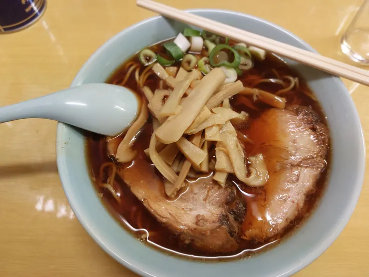 拉麵加了很多筍絲，蠻有中華風味的