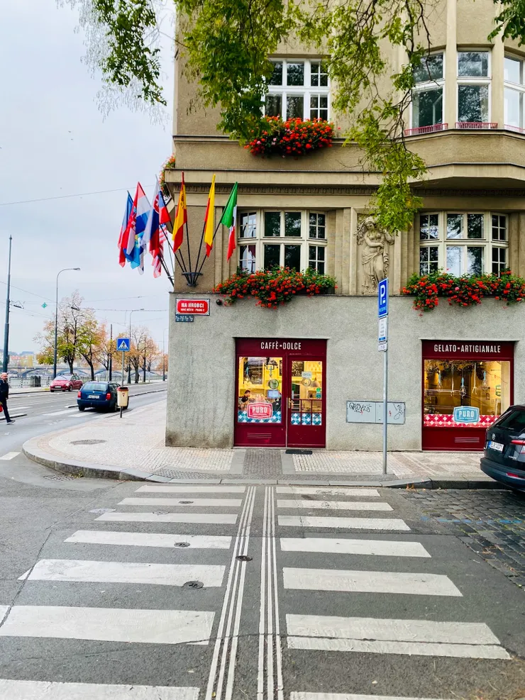 ▲眼前所見是，坐落在公寓式酒店 River Park Place 一樓轉角的冰淇淋店 Puro Gelato。在一下電車站 Vyton 便可以看見，這整幢美麗的建築與街景。