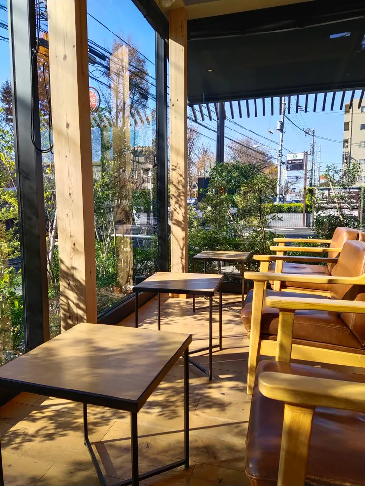 坐在窗邊享受陽光及車流