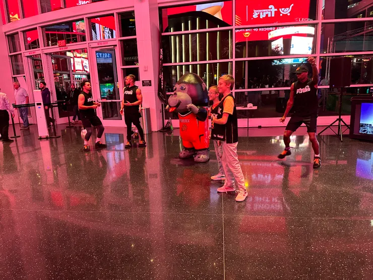 一進門就看見太陽隊吉祥物-猩猩氣球人偶在表演跳舞 (圖/躲貓貓)