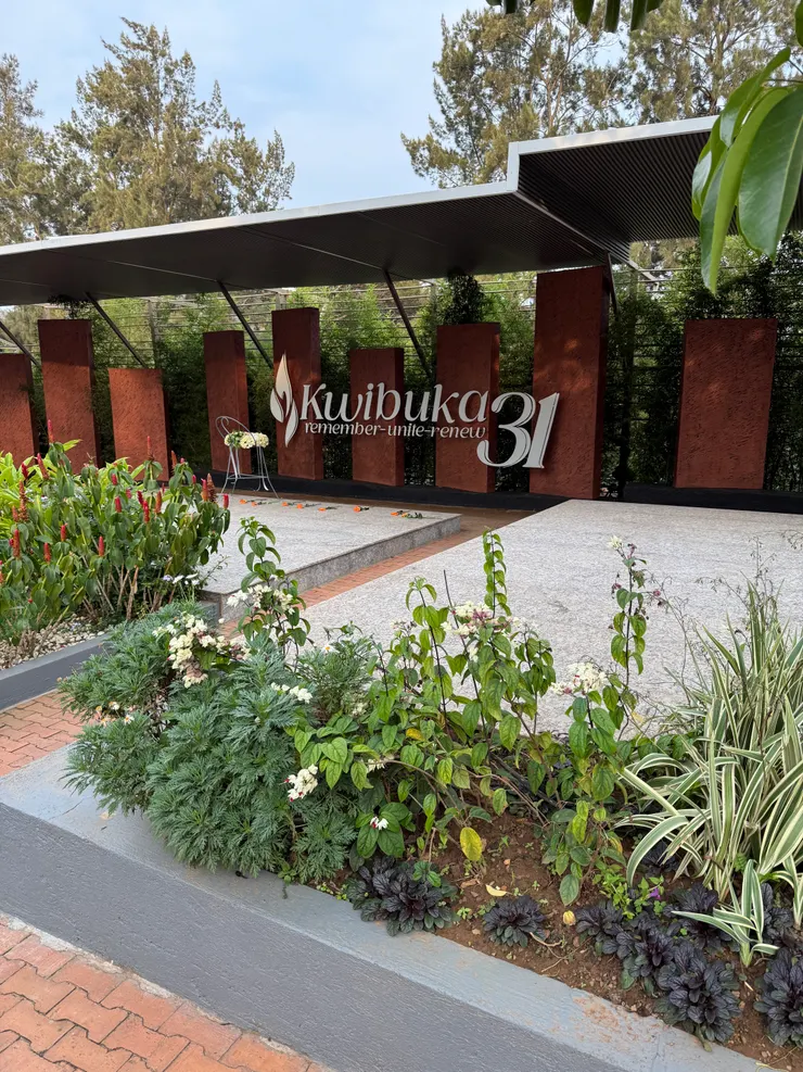 走出紀念館，31週年紀念顯目在眼前，希望一切能光明