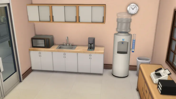 職員和教師可以在這裏洗杯子、泡茶咖啡、午飯也能帶來翻熱;櫃子裏有備用的餐具。