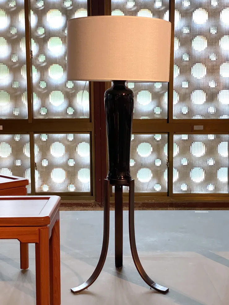 使用亞麻布的筒形燈罩章魚腳立燈