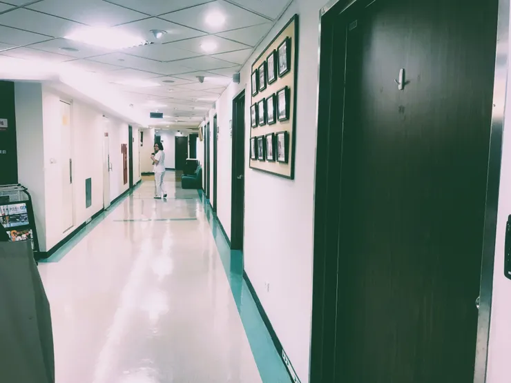 有些光不是為了照亮,只是為了掩飾黑暗。